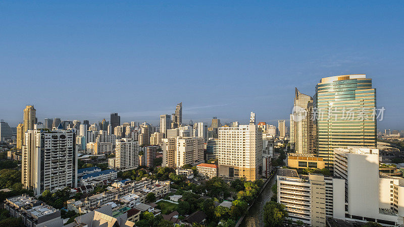 曼谷的Saen Saep运河，新Phetchaburi路，素坤逸商业区白天的城市景观，高角度视图，泰国